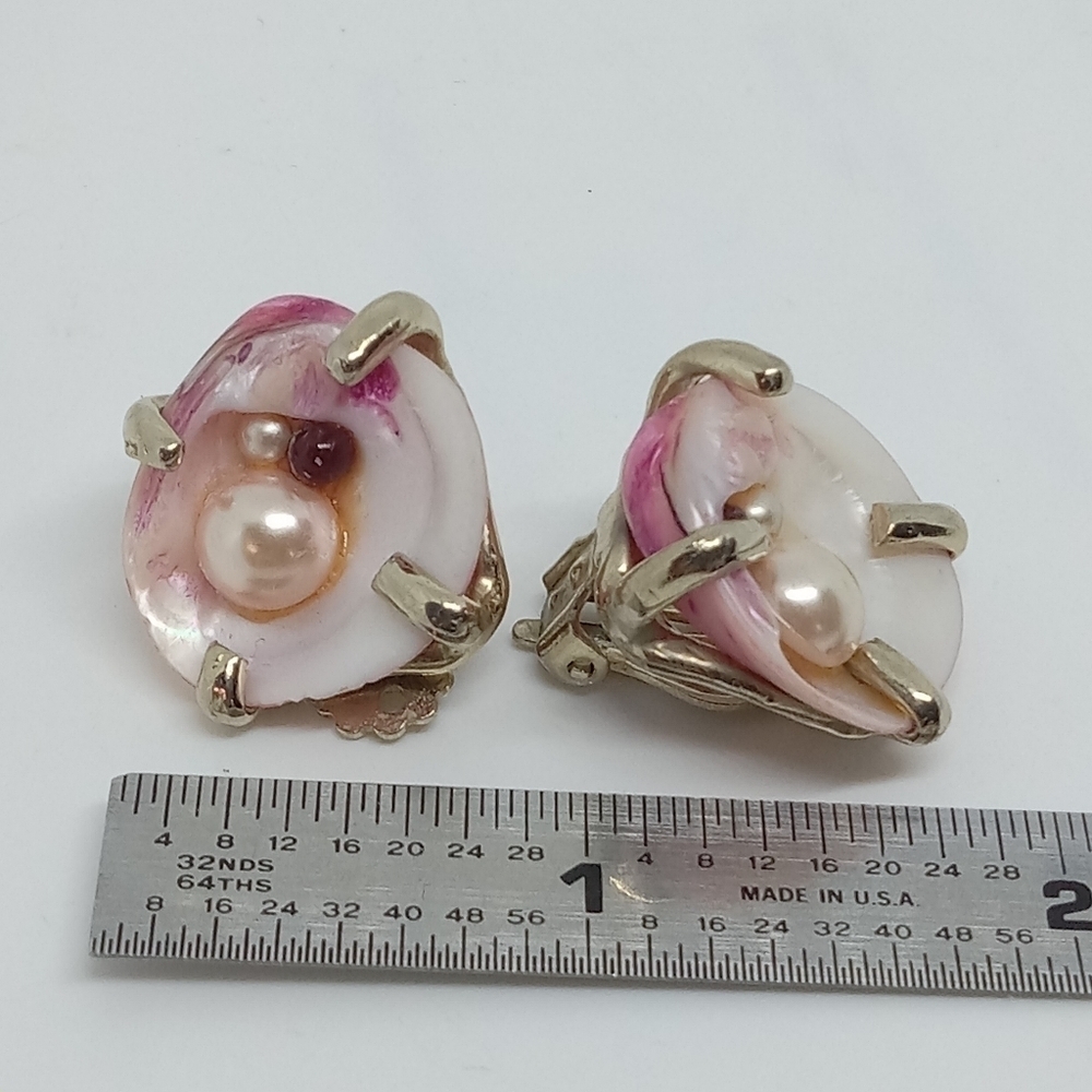 * vintage pink sea shell, pearl, & garnet gold tone clip on earrings - Picture 2 of 5